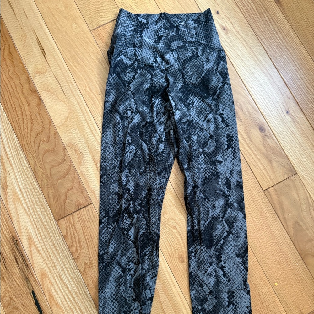 Aerie Black and Gray Snakeskin Leggings